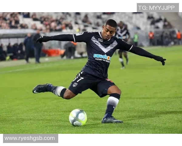 登贝莱在球场上的精彩表现引发热议球迷期待他带领球队再创辉煌